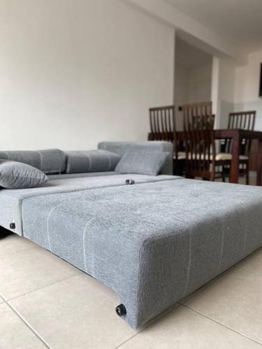 1 cama en la sala de estar con sofá en Departamento céntrico en Comodoro Rivadavia