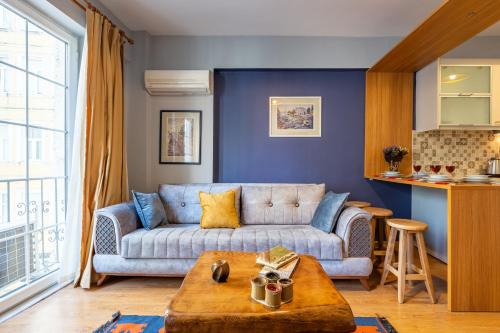 un soggiorno blu con divano e tavolo di Galata Port Apartments a Istanbul