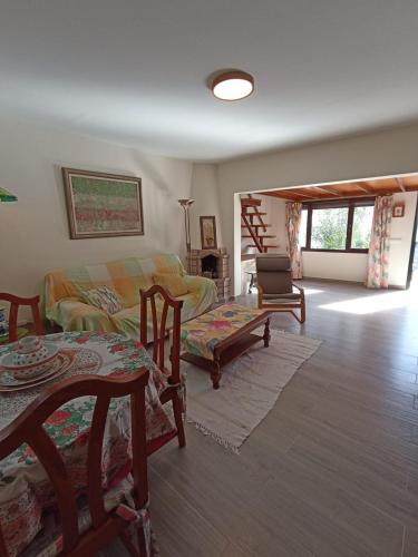 ein Wohnzimmer mit einem Sofa und einem Tisch in der Unterkunft Strelitzia in Puerto del Carmen