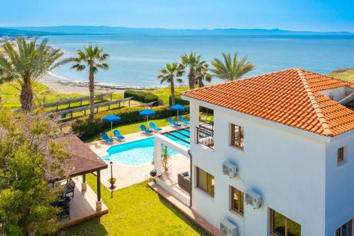 Villa Pelagos: Large Private Pool, Walk to Beach, Sea Views, A/C, WiFi                              