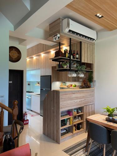 eine Küche mit einer Holztrennwand und einem Esszimmer in der Unterkunft SoHo NewYork in Toucheng