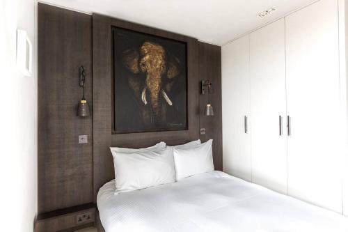 um quarto com uma cama com uma fotografia de um elefante em Penthouse Apartment in the Heart of London em Londres