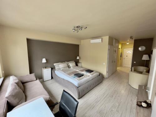 une chambre d'hôtel avec un lit et un canapé dans l'établissement Brand new apartment in the center, à Budapest