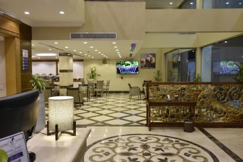un vestíbulo de un hotel con un restaurante en Al Jury Residence Hotel Suites, en Al Khobar
