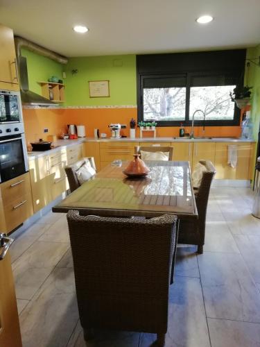 een keuken met een tafel en stoelen bij CASA NEUS in El Arrabal de Coll dʼArbós