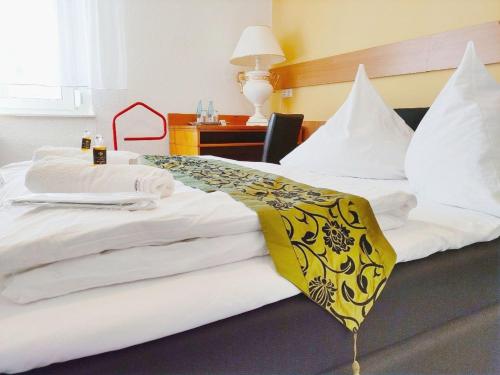 Giường trong phòng chung tại City Hotel Pforzheim