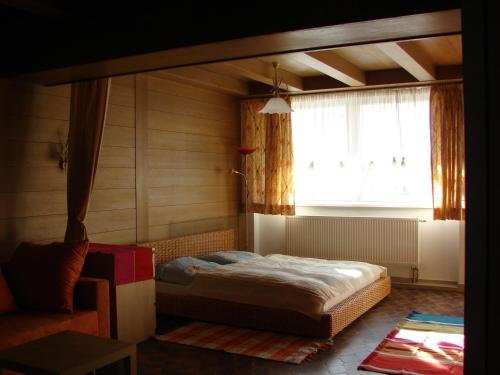 um quarto com uma cama e uma janela em Seefeld-apartman em Seefeld in Tirol