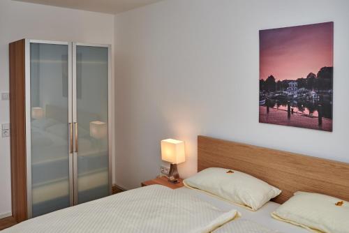 エッカーンフェルデにあるWilde 13のベッドルーム1室(ベッド1台付)が備わります。壁に絵が飾られています。