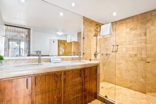 une salle de bain avec un lavabo et une douche dans l'établissement PB4 Nitta, à Nuevo Vallarta