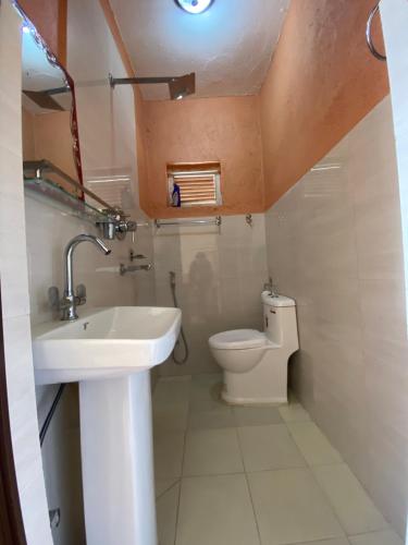 une salle de bain avec un lavabo et des toilettes dans l'établissement Gombo Hideaway, à Nagarkot