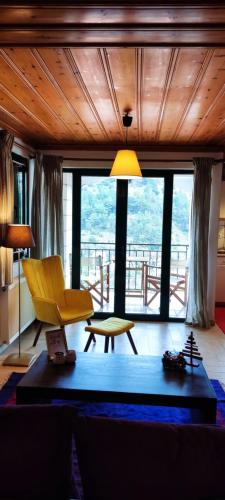 蒂米薩那的住宿－Kristis's Homes - "Beautiful Home" in Dimitsana，客厅配有黄色椅子和桌子