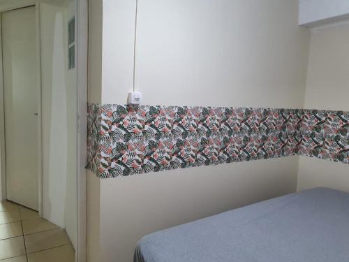 a bedroom with a bed and a curtain on a window at WR7 Hostel in São Bernardo do Campo