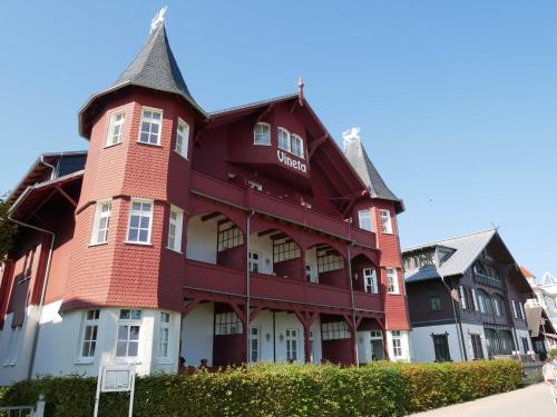 un grande edificio rosso e bianco di Villa Vineta a Bansin