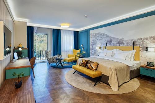 um quarto com uma cama grande e uma sala de estar em Veladrion Adults Exclusive Boutique Resort em Senj