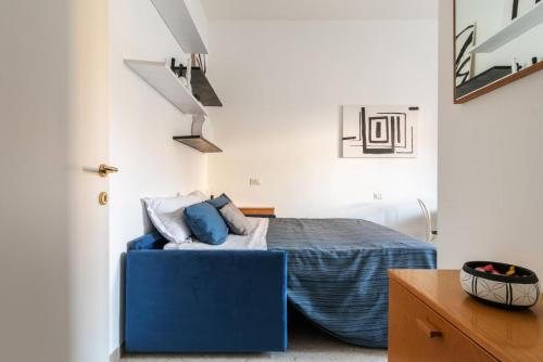 A bed or beds in a room at LA CASA COLORATA - Flats in Milan - Porta Romana