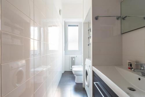 A bathroom at LA CASA COLORATA - Flats in Milan - Porta Romana