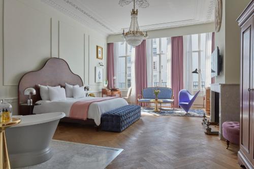 - une chambre avec un lit et une baignoire dans l'établissement Pulitzer Amsterdam, à Amsterdam