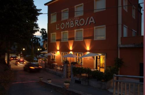 ヴェッツァーノ・リーグレにあるLocanda L'Ombrosaの愛読書の看板のある建物