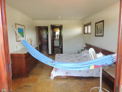 1 dormitorio con 1 cama y 1 hamaca en Casa do Cumbuco, en Cumbuco