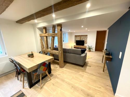 un salon avec un canapé et une table dans l'établissement Gîte au cœur des remparts-parking facile, à Turckheim