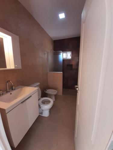 ein Bad mit einem WC und einem Waschbecken in der Unterkunft La Cañada in Juana Koslay 