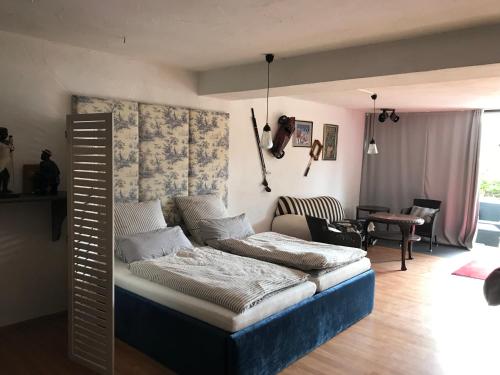 ein Schlafzimmer mit einem Bett und ein Wohnzimmer in der Unterkunft Generations Holiday Garden Flats in Attendorn