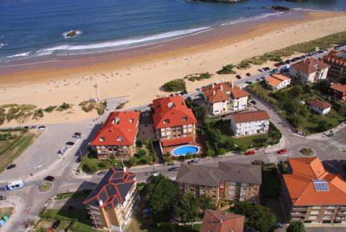 vistas aéreas a la playa y a las casas en Apartamentos Regollera Premium con garaje, en Noja