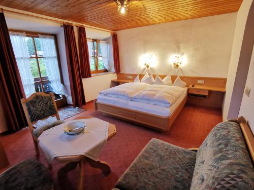 ライト・イム・ヴィンクルにあるMenkenhofのベッドルーム1室(ベッド1台、テーブル、椅子付)