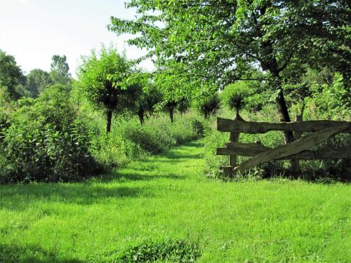 a wooden fence in the middle of a field at Gästezimmer im Engelshof, 61224 in Moormerland