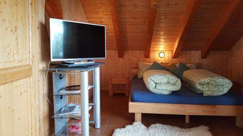 FlumserbergにあるSchwendihofのテレビ、ベッド(枕付)が備わる客室です。