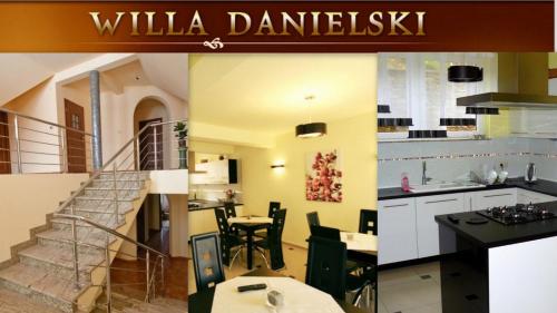 um restaurante com uma escada e uma mesa e cadeiras em Willa Danielski em Niedzica