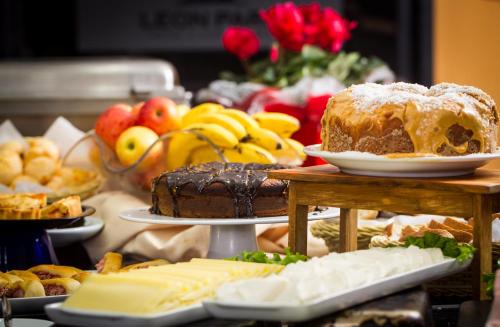 a table topped with lots of different types of food at LEON PARK HOTEL e CONVENÇÕES - Melhor Custo Benefício in Campinas