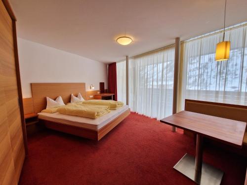 Habitación de hotel con cama y ventana en Hotel Mignon en Solda