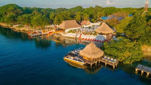 an aerial view of a resort with a boat in the water at Hotel Isla Lizamar in Isla Grande