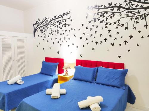2 camas en una habitación con pájaros en la pared en Studio Beira-Mar reformado na Av Atlantica TC207, en Río de Janeiro