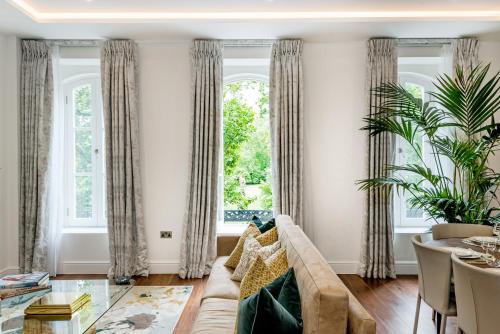 - un salon avec un canapé et une fenêtre dans l'établissement Buckingham & Lloyds, à Londres