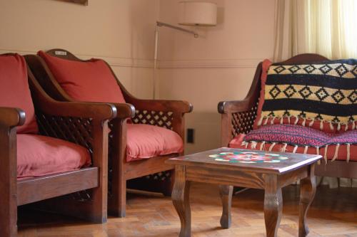 a living room with two chairs and a table at Alamo Hostel & Suites in Mendoza