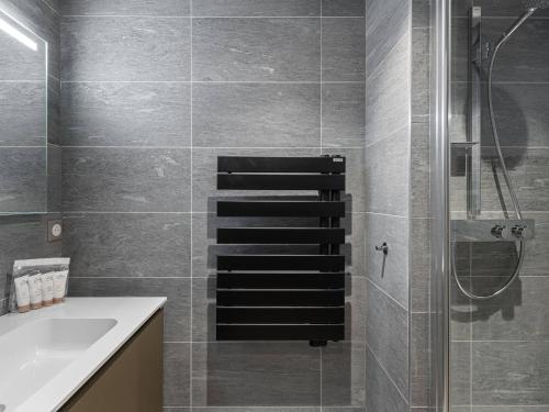 une salle de bain avec douche et lavabo dans l'établissement Charmant Appartement à Rochebrune, Megève - Résidence avec Piscine, Sauna, Hammam et Salle de Sport - FR-1-569-30, à Megève