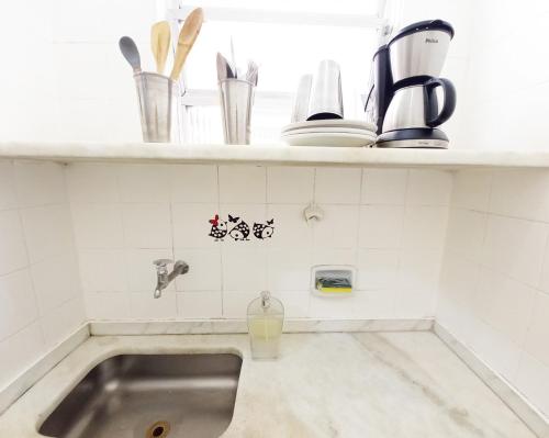 fregadero de cocina con tazas y utensilios en un estante en Studio Vista Mar Parcial TC1207, en Río de Janeiro
