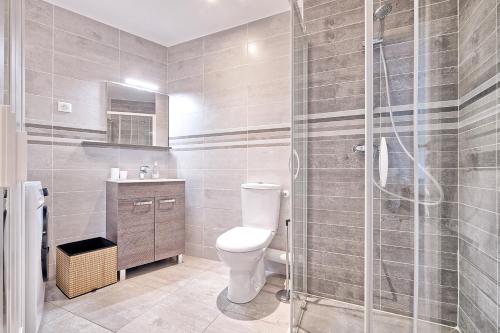 a bathroom with a toilet and a glass shower at Residence 4T - 33 Avenue Gaston Chauvin in Aulnay-sous-Bois