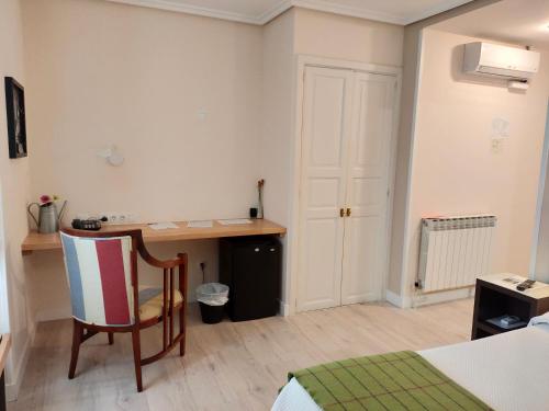 a room with a desk and a bed and a chair at Hotel Arrope in Haro