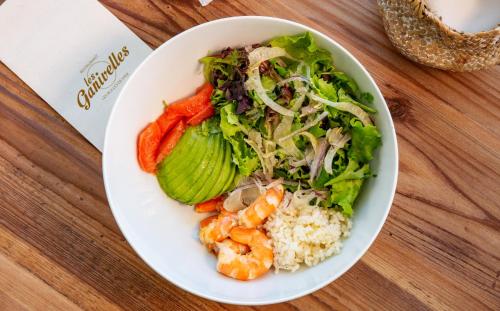 uma tigela de comida com arroz com camarão e vegetais em Résidence Pierre & Vacances Les Bulles de Mer em Saint-Cyprien