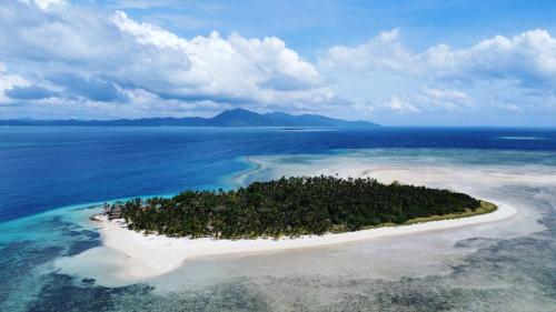 una isla en medio del océano en Modessa Island, en Roxas