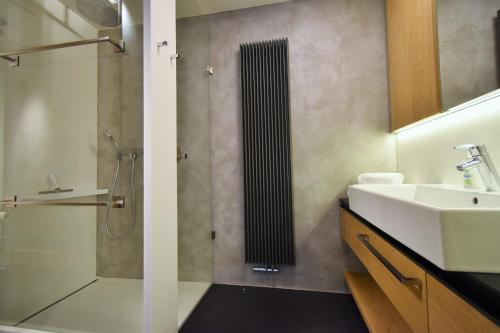 een badkamer met een wastafel en een douche bij Apartment next to the slopes in St. Peter in Špindlerův Mlýn