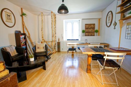 Le Deck'Halage في Malestroit: غرفة معيشة مع طاولة وكراسي خشبية