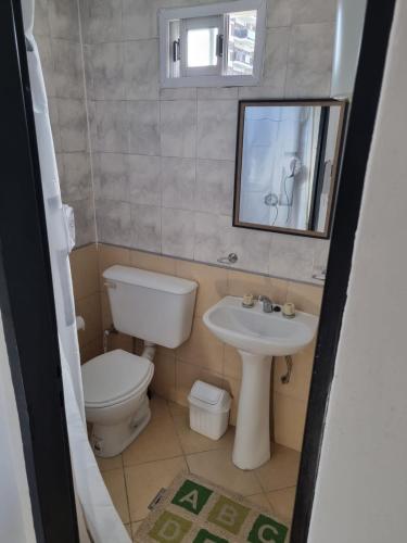 Baño pequeño con aseo y lavamanos en GORRITI VIEW en Lomas de Zamora