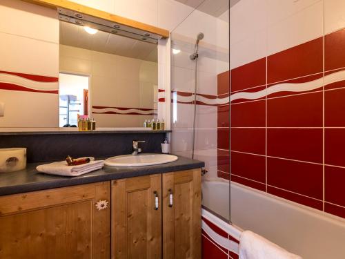 une salle de bain avec un lavabo et un miroir dans l'établissement Charmant appartement 2 pièces avec balcon, cuisine équipée et belles vues - 5 pers - FR-1-694-195, à Val dʼIsère