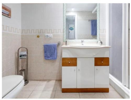 La salle de bains est pourvue d'un lavabo, d'un miroir et d'une baignoire. dans l'établissement La Riviera, à Dénia