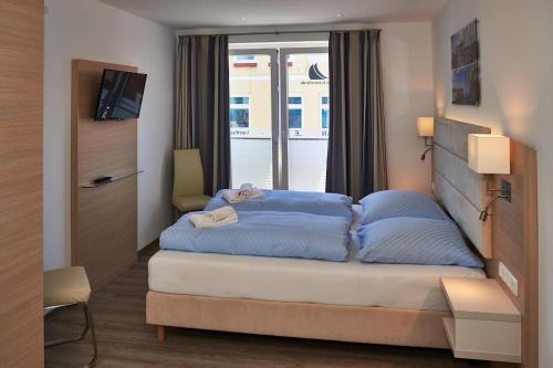 - une chambre avec un lit doté d'un ours en peluche dans l'établissement STRANDPERLE - 73513, à Eckernförde
