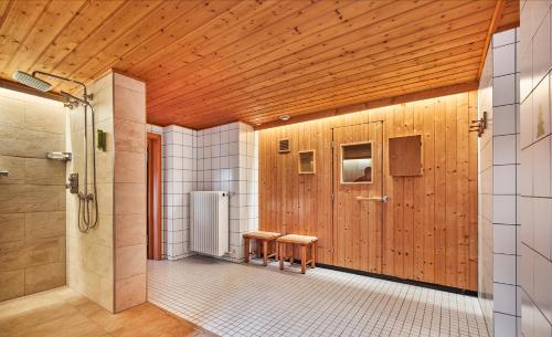 y baño con ducha y 2 taburetes. en Hotel zur Waldbahn, en Zwiesel